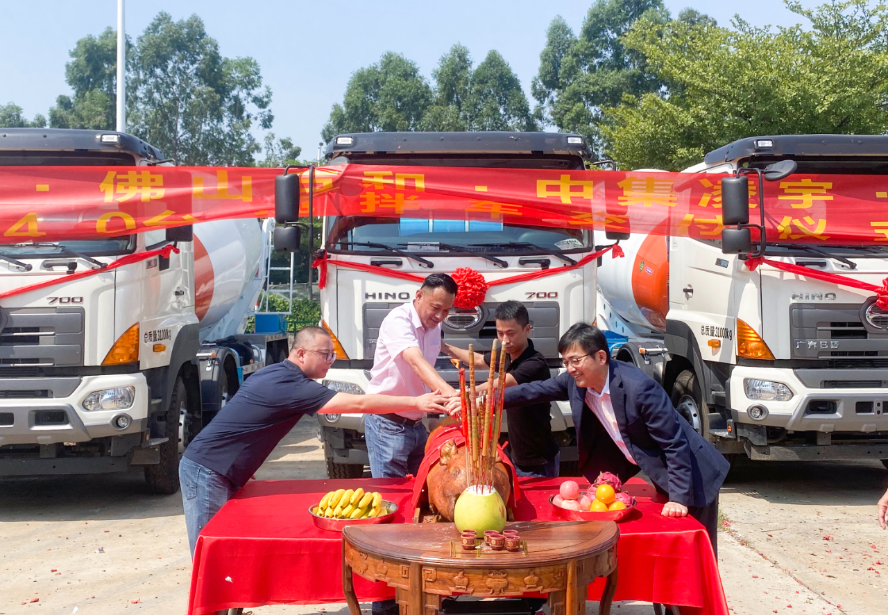 喜氣洋洋共相聚，40臺(tái)凌宇攪拌車(chē)交付大客戶(hù)！